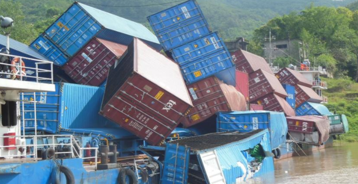 突发！长江吴淞口警戒区水域十余个集装箱落水