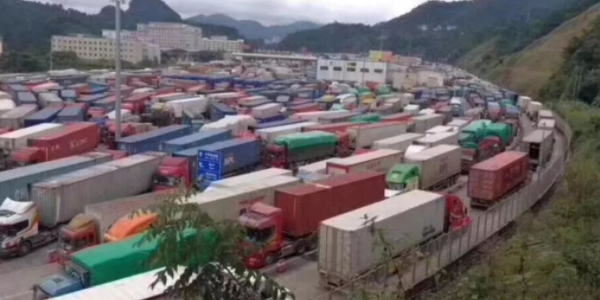 50艘船滞留、超4.4万海运集装箱货物积压