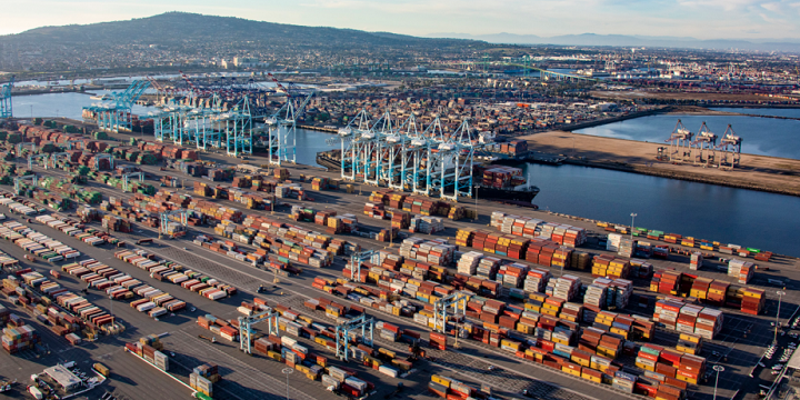 关税恐慌，，美国口岸遭遇史上最忙碌旺季