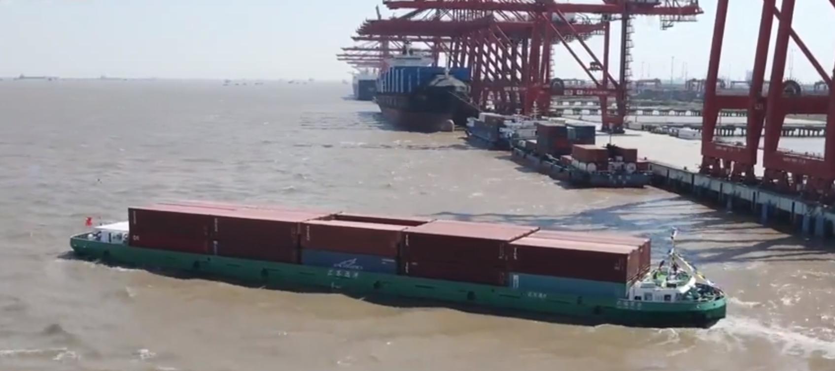 内贸海运首航！！我国首艘纯电集装箱船下水