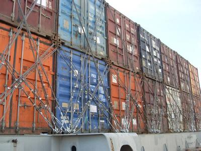 22层楼高的海运集装箱船风浪中屹立不倒是什么原因？